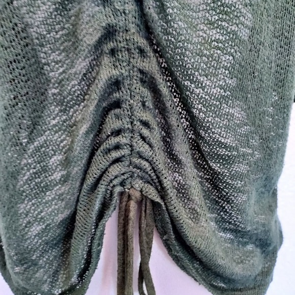 ⭐️5/$20 Tiny Willow Green Open Knit Top Size M - Picture 5 of 11